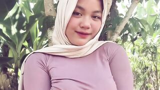 Wanita berkerudung dengan dada bergoyang