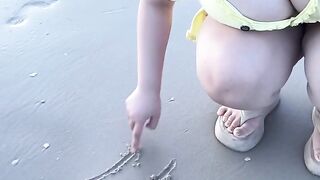 Main di pantai dengan dada terbuka