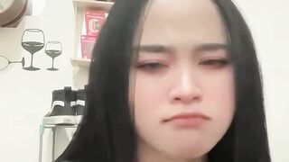 Wanita bertato di dada