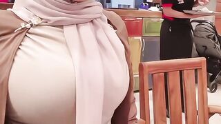 Hijab mempunyai dada besar