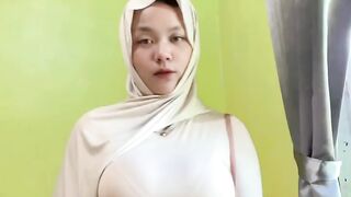 Wanita cantik mulus dada bergoyang