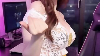 Gadis cantik mulus gemoy mengoda bergoyang