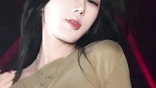 Wanita berdada bulat