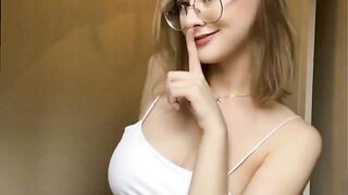 Wanita cantik menunjukkan keindahan