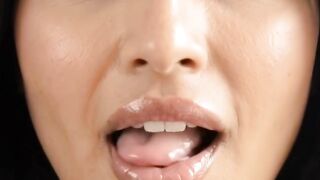 Wanita cantik pakar memainkan lidah buat tegang