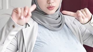 Wanita cantik berhijab memiliki buah dada montok