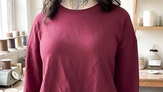Seorang wanita menarik baju ke atas sampai terlihat  goa tanpa bulu