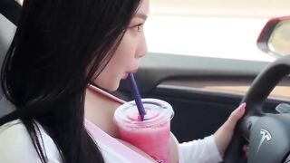 Wanita cantik minum es teler di atas susu montok