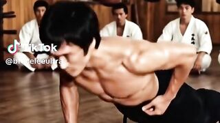 Bruce Lee mostrando sua força