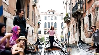 Giant Crocodile Invades the Canals of Venice!
