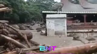 Warga Berlarian Selamatkan Diri! Perkantoran Bupati Solok Dikepung Lumpur dan Batu Raksasa Akibat Banjir Bandang!