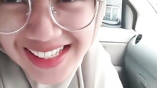 Jilbab yang lagi viral di dalam mobil masih, gadis