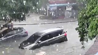 Mobil hanyut akibat banjir