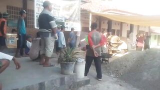 PENGECORAN BANGUNAN MESJID DESA RAJAGALUH LOR