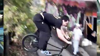 Detik detik pemuda ini gagal melakukan kehebatannya dengan menggunakan sepeda ,sehingga ia harus mengalami yang tak di inginkan 😱
