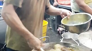 This street food making is really satisfying to watch, the final product looks so good