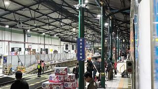 TRAIN AT STASIUN ON MIDNIGHT