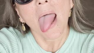 Nenek dengan lidah penjilat batang berurat