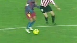 Ronaldinho no auge pelo Barcelona era simplesmente magia em campo