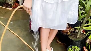 Buah dada tergantung saat main air