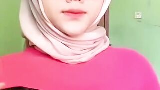 Baju merah dengan buah dada bulat menonjol