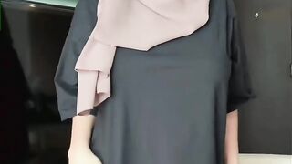 Wanita berhijab melihatkan lubang kenikmatan yang menggairahkan