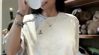Minum susu melihatkan susu montok