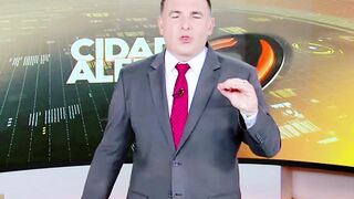 Menino de 8 anos liga para a polícia e salva mãe durante ataque dentro de casa