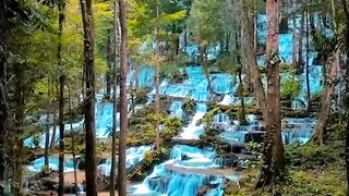 Air Terjun Biru yang Indah di Tengah Hutan 🌊💙