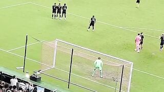 Messi cetak goll lewat free kick