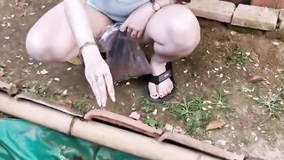 Memberi makan ikan 2