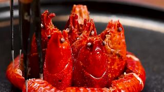 The art of eating lobster