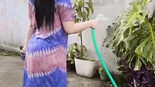 Wanita cantik menyiram bunga