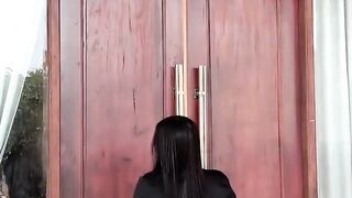 Berjoget di depan pintu