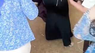 Wanita gemoy bergoyang di tengah wanita berhijab