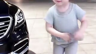 Tingkah lucu anak kecil dengan mobil barunya