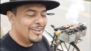 Barbecuing on the Back of a Bicycle — Have You Ever Seen This? This Happens in Brazil! 🇧🇷🔥