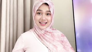 Wanita hijab dengan dada yang bulat