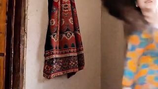 Wanita berdaster bergoyang pinggul