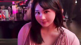 Wanita cantik berbuah dada gemoy santai di diskotik
