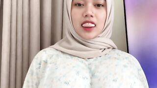 Wanita berhijab dengan dada gemoy bergoyang