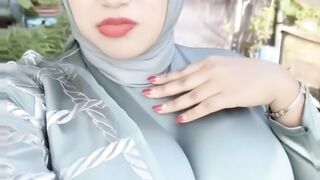 Wanita hijab buah dada gemoy