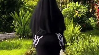 Jalan santai dikebun dengan wanita ber pinggul seksual