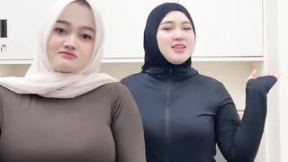Dua wanita hijab yang menggoda