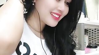 Gadis cantik sedang bernyanyi