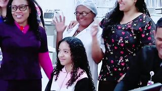 Menina que levou mais de 100 picadas de abelha na Grande BH comemora volta pra casa