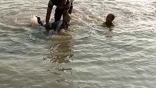 Berenang di pantai