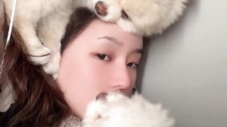 Wanita cantik bercumbu dengan kucing kesayangan