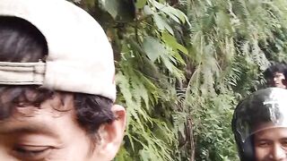 Para pejuang pemandangan air terjun