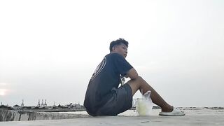 Berlibur di pantai 2